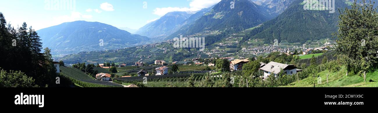Blick vom Schenner Waalweg über das Passeier-Tal ins Vinschgau, ,Schenna,Südtirol, Italie Banque D'Images