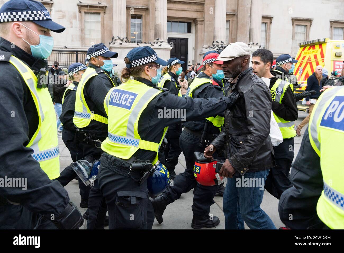 Londres, Grande-Bretagne. 26 septembre 2020. Des policiers s'opposent à un manifestant lors d'une manifestation contre les coronavirus à Trafalgar Square, à Londres, en Grande-Bretagne, le 26 septembre 2020. Samedi, la police a fermé une manifestation contre les coronavirus dans le centre de Londres parce que la foule n'a pas respecté les règles de distanciation sociale. Au moins trois manifestants et un policier auraient été blessés et soignés par le personnel médical après avoir affronté la manifestation anti-verrouillage de Trafalgar Square. Credit: Ray Tang/Xinhua/Alay Live News Banque D'Images