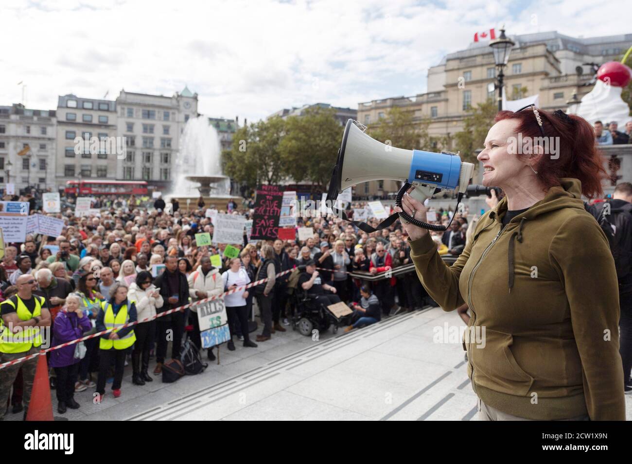 Londres, Grande-Bretagne. 26 septembre 2020. Un manifestant prononce un discours lors d'une manifestation contre les restrictions liées aux coronavirus à Trafalgar Square, à Londres, en Grande-Bretagne, le 26 septembre 2020. Samedi, la police a fermé une manifestation contre les coronavirus dans le centre de Londres parce que la foule n'a pas respecté les règles de distanciation sociale. Au moins trois manifestants et un policier auraient été blessés et soignés par le personnel médical après avoir affronté la manifestation anti-verrouillage de Trafalgar Square. Credit: Ray Tang/Xinhua/Alay Live News Banque D'Images