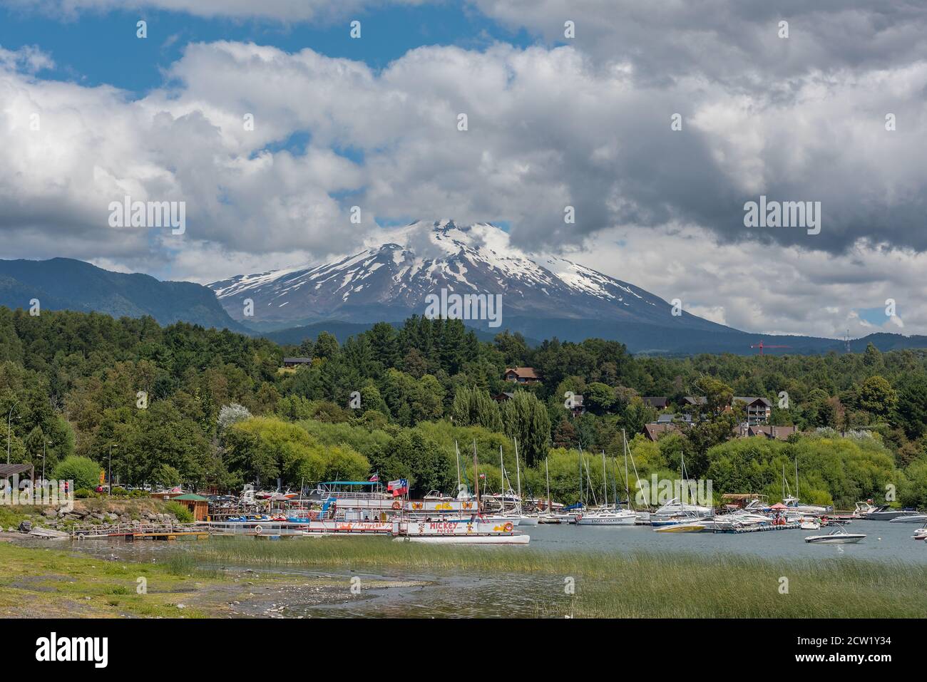 Bateaux sur la rive du lac Villarrica avec le volcan du même nom, Pucon, Chili Banque D'Images