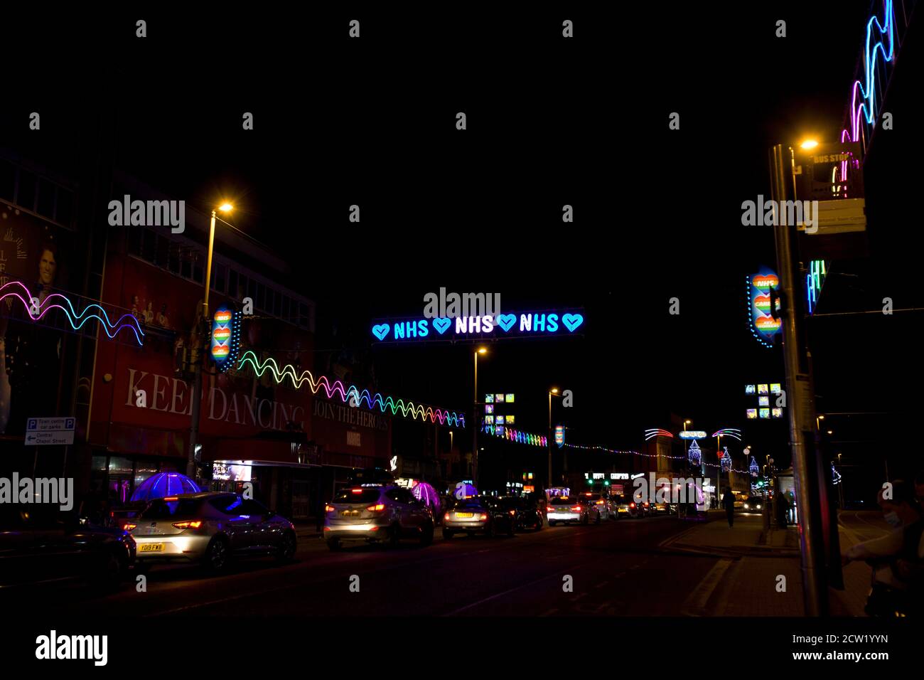 Blackpool illuminations avec NHS et des feux d'hommage de travailleur clé, sur la position de premier plan de la promenade, arc-en-ciel, merci le NHS, la Tour, 2020, Covid-19 Banque D'Images