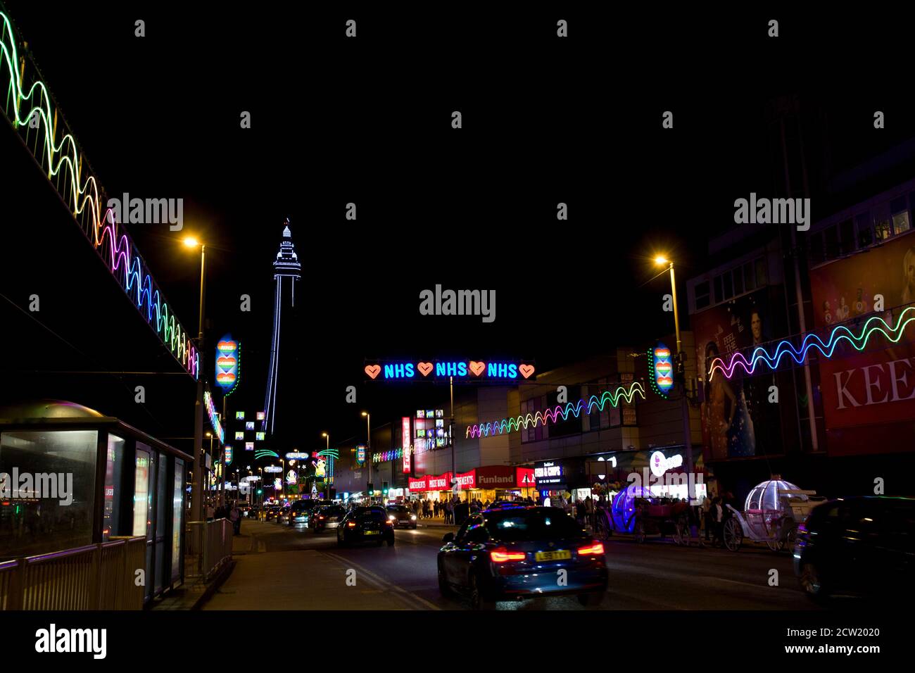 Blackpool illuminations avec NHS et des feux d'hommage de travailleur clé, sur la position de premier plan de la promenade, arc-en-ciel, merci le NHS, la Tour, 2020, Covid-19 Banque D'Images