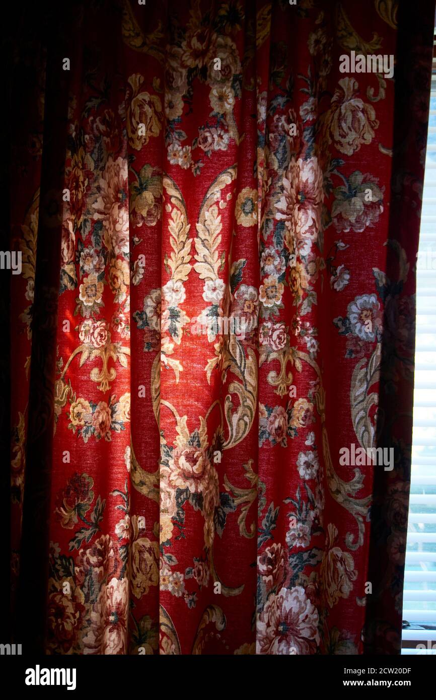 Rideaux en tissu à imprimé fleuri vintage Photo Stock - Alamy