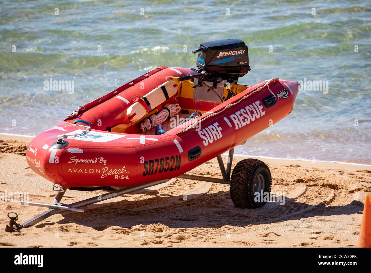 IRB Surf sauvetage en bateau zodiaque sur une remorque sur une plage de Sydney en Nouvelle-Galles du Sud, Australie Banque D'Images
