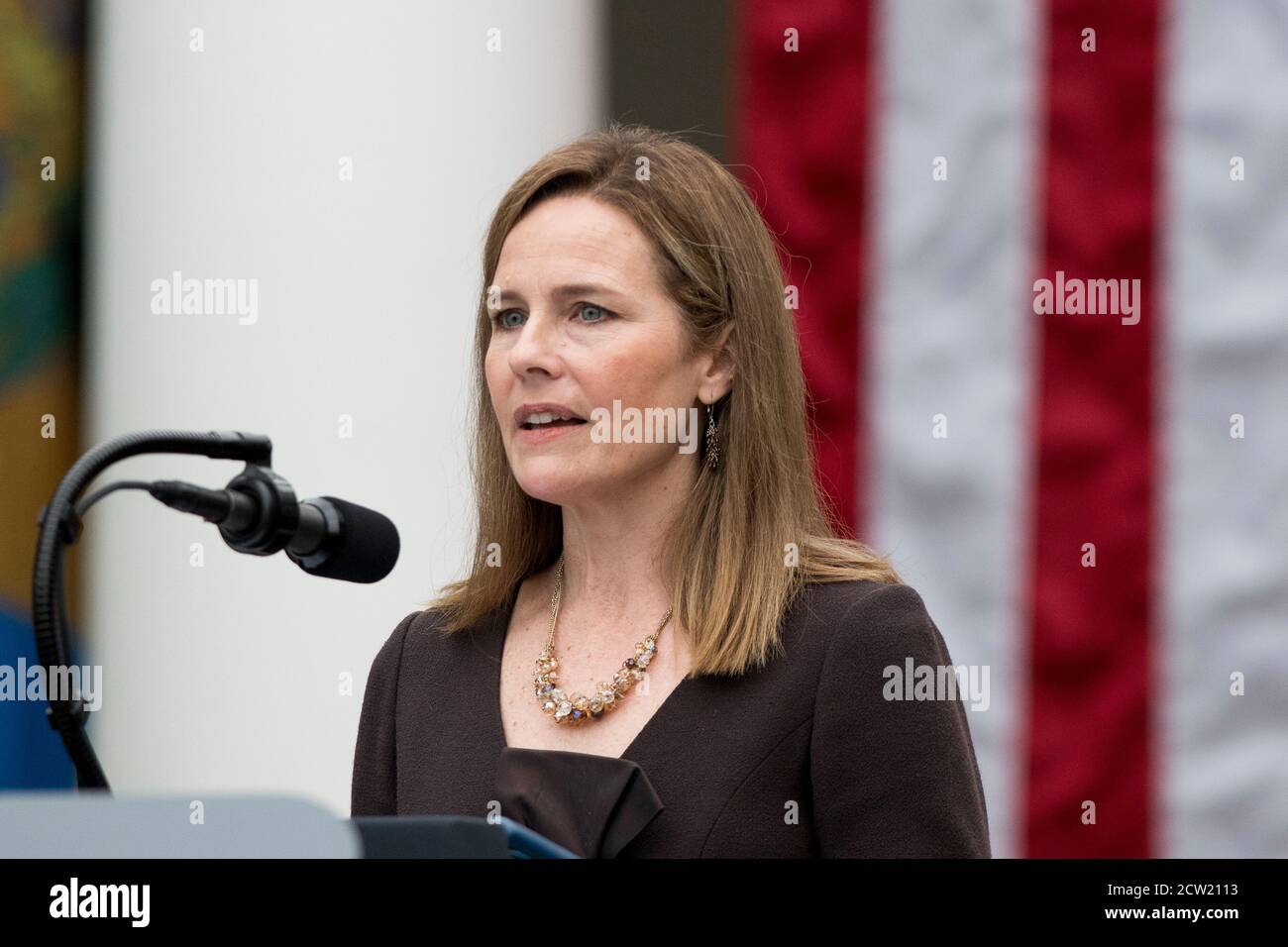 Le Président Donald Trump annonce Amy Coney Barrett, 48 ans, comme son candidat à la nomination de juge associé de la Cour suprême des États-Unis lors d'une cérémonie dans le Rose Garden à la Maison Blanche à Washington, DC., samedi 26 septembre 2020.Credit: Rod Lamkey/Consolidated News photos | usage dans le monde entier Banque D'Images