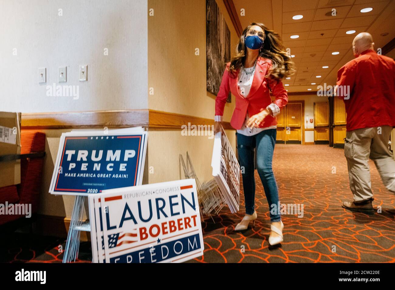 Lauren Hustles a installé ses affiches de campagne lors du déjeuner du parti républicain du comté de Mesa. Banque D'Images