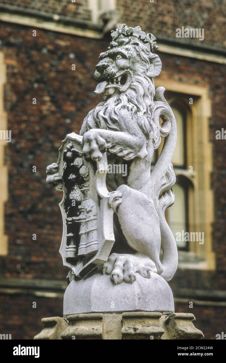 Angleterre. Statue de lion et armoiries à l'entrée du palais de Hampton court. Banque D'Images