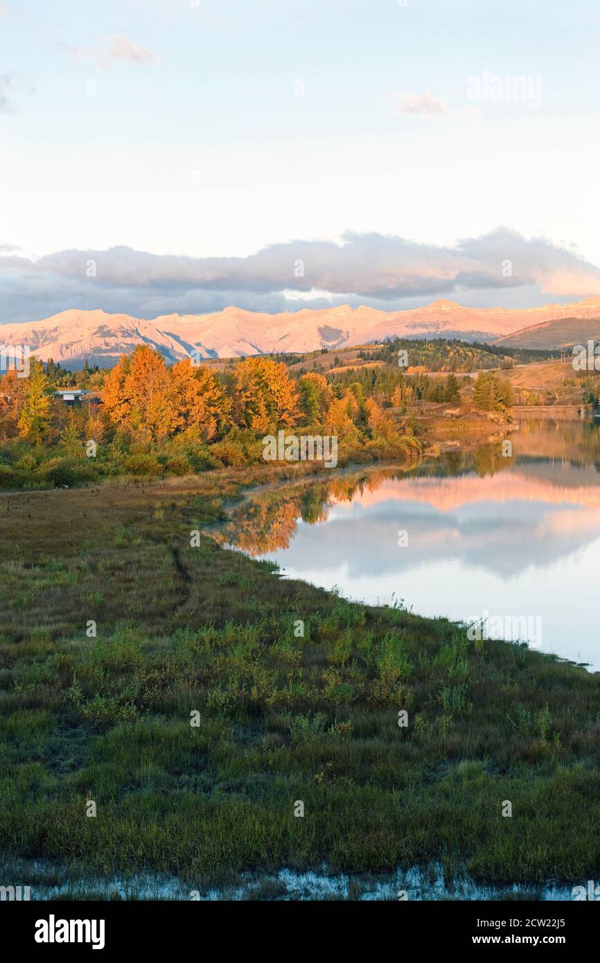 La ville de Stoney Nations (Nakoda) de Morley Alberta au lever du soleil Avec la rivière Bow qui coule à travers elle Banque D'Images