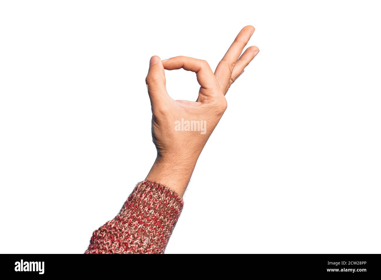 Main de jeune homme caucasien montrant des doigts sur fond blanc isolé gestuelle expression d'approbation faisant bon symbole avec les doigts Banque D'Images
