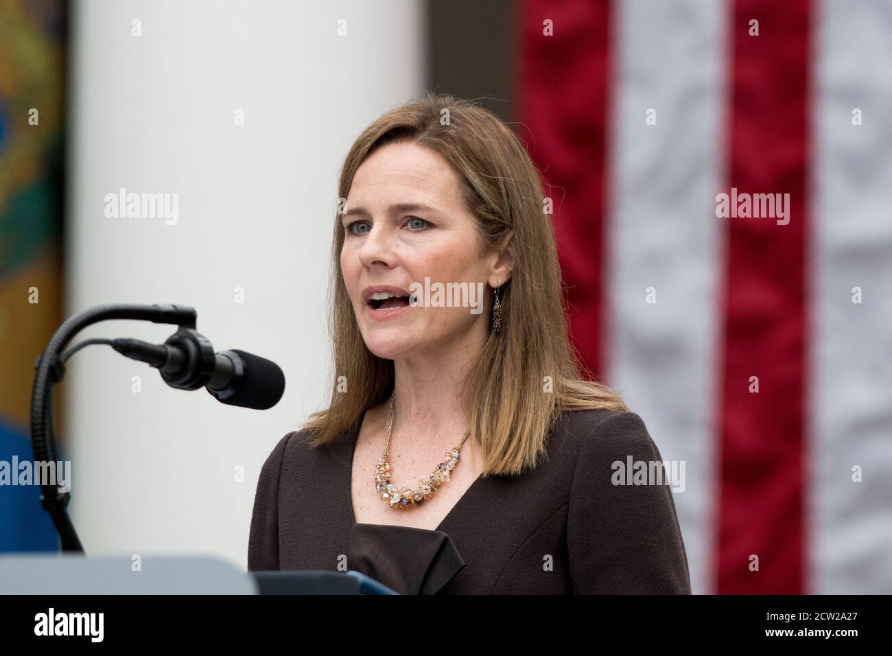 Le Président Donald Trump annonce Amy Coney Barrett, 48 ans, comme son candidat à la nomination de juge associé de la Cour suprême des États-Unis lors d'une cérémonie dans le Rose Garden à la Maison Blanche à Washington, DC., le samedi 26 septembre 2020.Credit: Rod Lamkey/Consolidated News photos/MediaPunch Banque D'Images