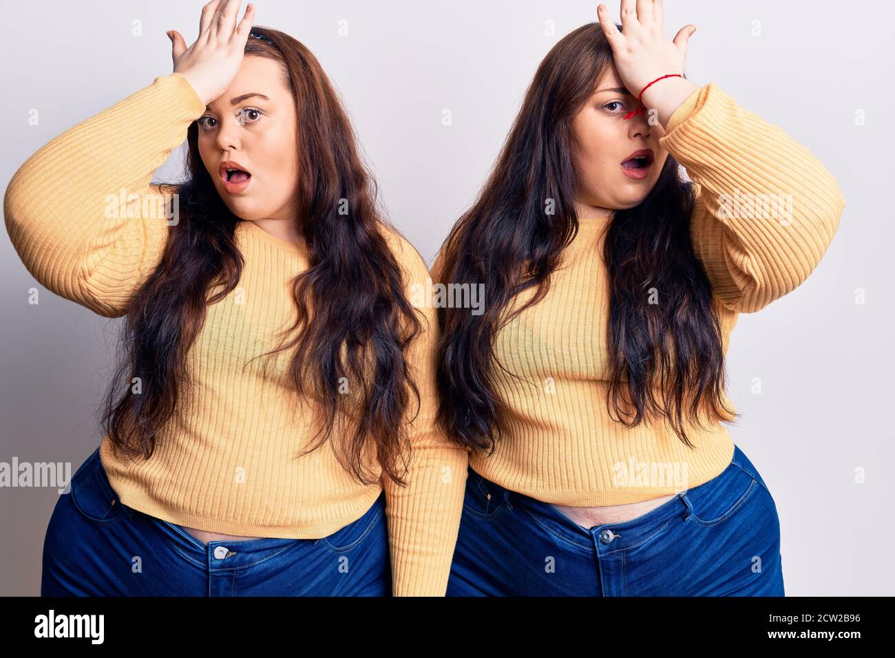 Jeunes jumeaux de taille plus portant des vêtements décontractés surpris de la main sur la tête pour l'erreur, rappelez-vous erreur. oublié, mauvais concept de mémoire. Banque D'Images Jeunes jumeaux de taille plus portant des vêtements décontractés surpris de la main sur la tête pour l'erreur, rappelez-vous erreur. oublié, mauvais concept de mémoire. Banque D'Images