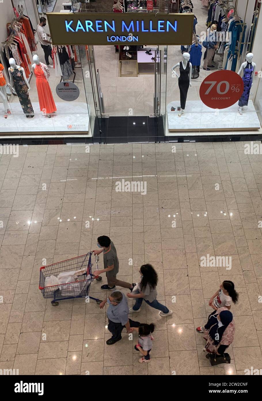 Les acheteurs se promène devant la détaillant britannique de vêtements  Karen Millen, dans le contexte de la pandémie de coronavirus (COVID-19), au  Mall of Egypt, connu sous le nom de « Mall