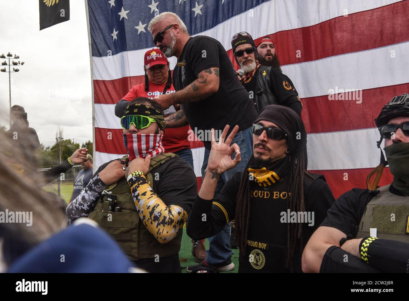 Portland, OREGON, États-Unis. 26 septembre 2020. Les fiers garçons tiennent un rassemblement à Portland, Oregon, États-Unis le 26 septembre 2020. Le gouverneur Kate Brown a déclaré l'état d'urgence avant le rassemblement du samedi, alors que les craintes de violence politique entre les fiers garçons et les manifestants de la Black Lives se sont multipliées. Crédit : Stephanie Keith/ZUMA Wire/Alay Live News Banque D'Images