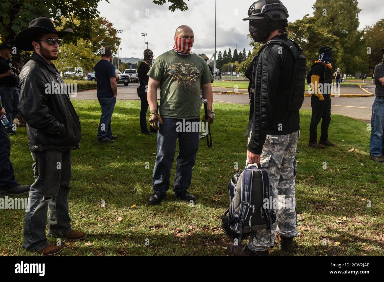 Portland, OREGON, États-Unis. 26 septembre 2020. Les fiers garçons tiennent un rassemblement à Portland, Oregon, États-Unis le 26 septembre 2020. Le gouverneur Kate Brown a déclaré l'état d'urgence avant le rassemblement du samedi, alors que les craintes de violence politique entre les fiers garçons et les manifestants de la Black Lives se sont multipliées. Crédit : Stephanie Keith/ZUMA Wire/Alay Live News Banque D'Images