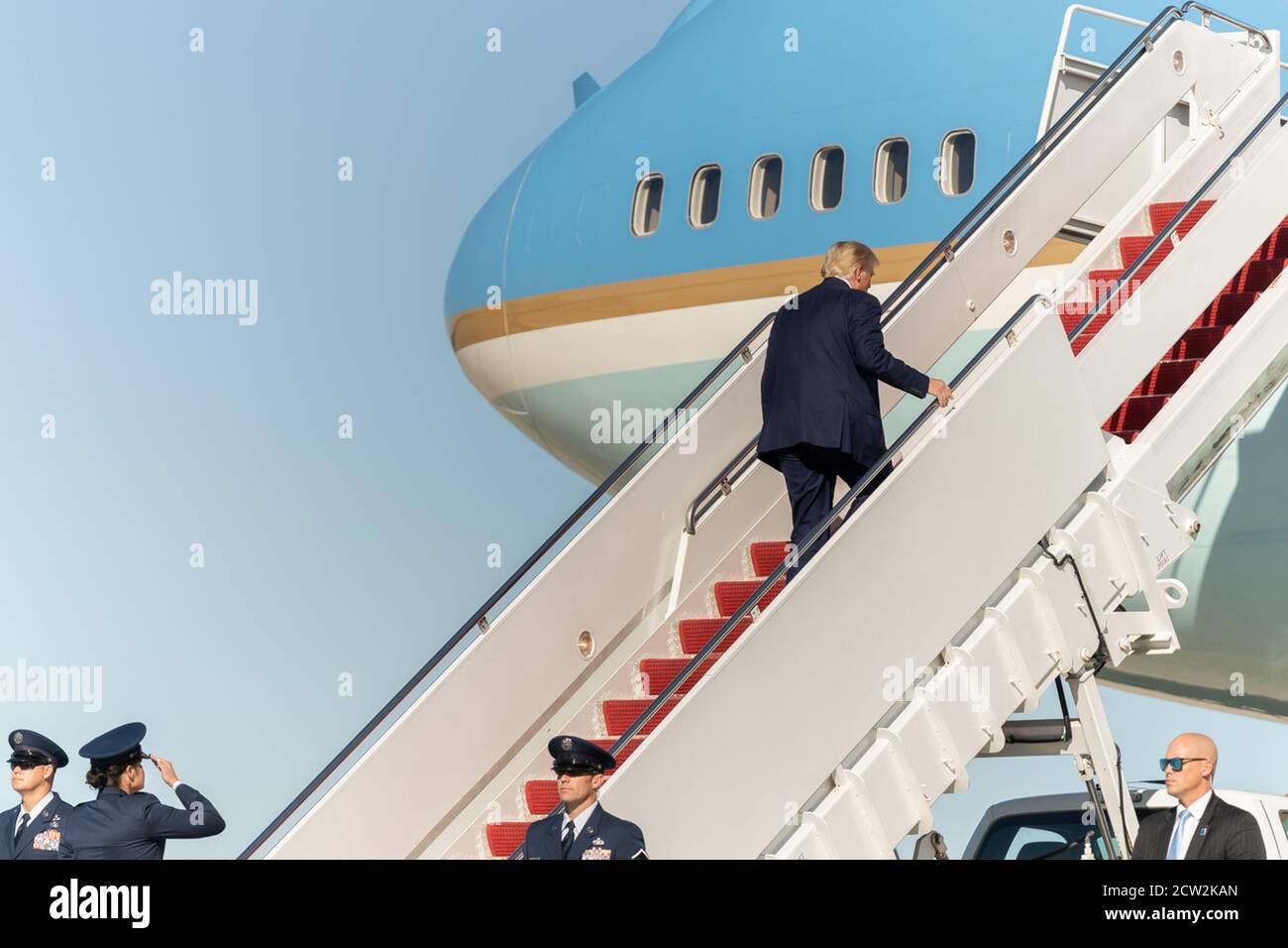 Washington, États-Unis d'Amérique. 21 septembre 2020. Le président Donald J. Trump est à bord de Air Force One à la base conjointe Andrews, Md. Lundi 21 septembre 2020, en route vers Dayton, Ohio personnes: Président Donald Trump crédit: Storms Media Group/Alay Live News Banque D'Images