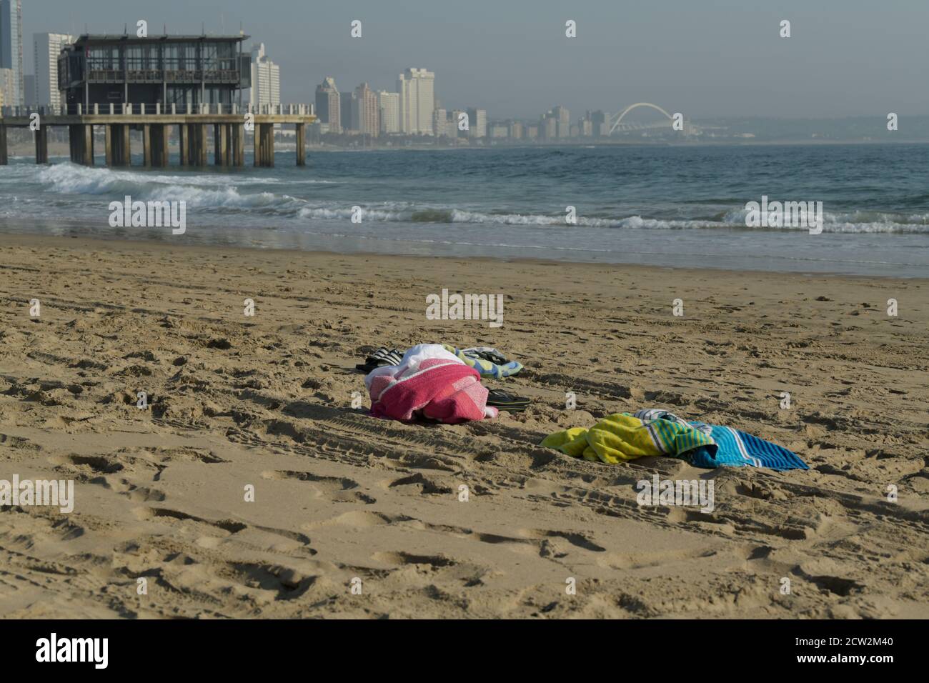 Ushaka jetée sur le front de mer Golden Mile, serviettes sur la plage, paysage, Durban, KwaZulu-Natal, Afrique du Sud, vacances en bord de mer, destination de vacances, jetée Banque D'Images