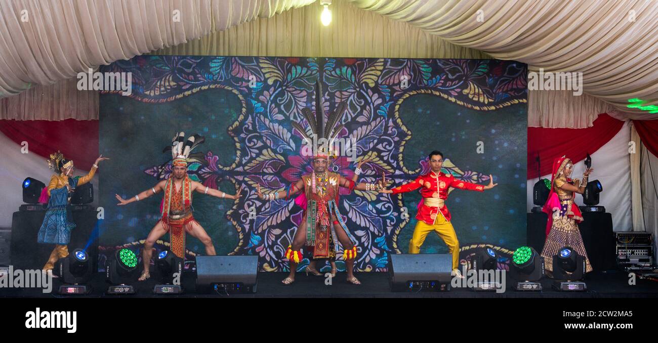 Kuala Lumpur, Malaisie. 26 septembre 2020. Des danseurs malaisiens effectuent des danses traditionnelles lors de la cérémonie d'ouverture du mois de la culture et du tourisme en Chine et en Malaisie, campagne Fun with nature à Kuala Lumpur, en Malaisie, le 26 septembre 2020. Samedi, la campagne « le mois de la culture et du tourisme en Chine et en Malaisie - Fun avec la nature » a débuté au zoo national de Malaisie, attirant plus de 1,000 000 visiteurs le premier jour. Credit: Zhu Wei/Xinhua/Alay Live News Banque D'Images