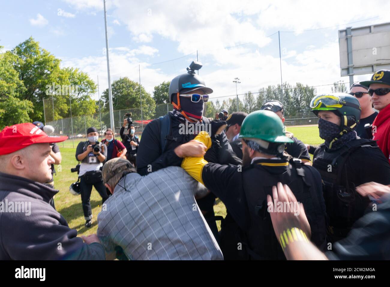 Portland, Oregon, États-Unis. 26 septembre 2020. Fiers garçons affrontent un homme lors du rassemblement de la fin du terrorisme domestique en soutien au tireur Kenosha Kyle Rittenhouse et Aaron « Jay » Danielson qui a été abattu par un manifestant antifasciste lors des manifestations en cours de Black Lives Matter dans la ville. Crédit: Albert Halim/Alay Live News Banque D'Images