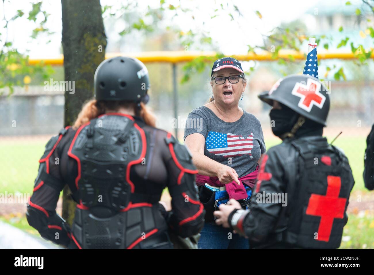 Portland, Oregon, États-Unis. 26 septembre 2020. Fiers Boys lors de la fin du rallye de terrorisme domestique en soutien au tireur Kenosha Kyle Rittenhouse et Aaron 'Jay' Danielson qui a été abattu par un manifestant antifasciste lors des manifestations Black Lives Matter en cours dans la ville. Crédit: Albert Halim/Alay Live News Banque D'Images