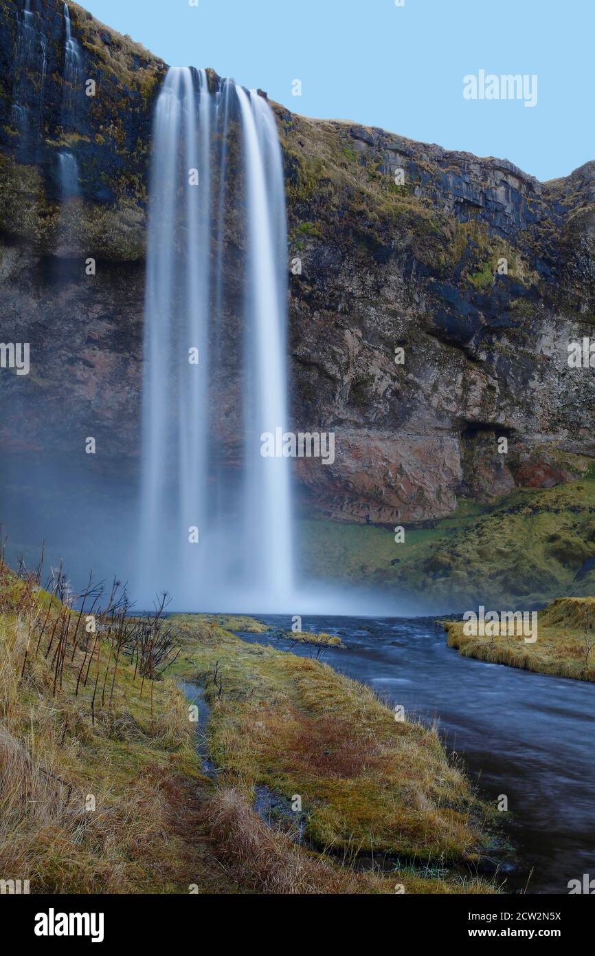 La cascade de Seljalandsfoss mesure environ 60 mètres et se trouve dans la région sud de l'Islande Banque D'Images
