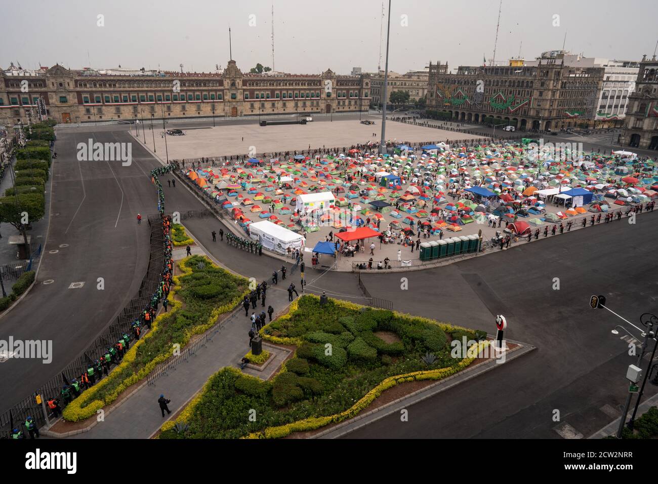 Mexique, Mexique. 26 septembre 2020. Des centaines de tentes ont été mises en place pour les manifestants de Frena pendant la manifestation.FRENA, le Front national des citoyens du Mexique, a occupé Zocalo à Mexico avec des centaines de tentes appelant le président mexicain à démissionner. Alors que la police a contenu leur protestation à la moitié du Zocalo, l'autre moitié a été remplie de personnes marchant pour marquer le 6e anniversaire des 43 étudiants disparus d'Ayotzinapa. Crédit : SOPA Images Limited/Alamy Live News Banque D'Images