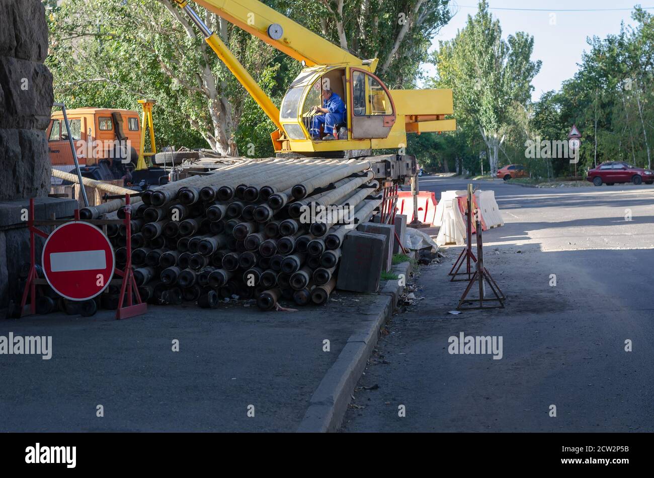 Nikolaev, Ukraine - 20 septembre 2020 : une grue de camion décharge les foreuses de sol d'un camion. Poste de travail de l'opérateur de grue. Travaux d'ingénierie hydraulique. Banque D'Images