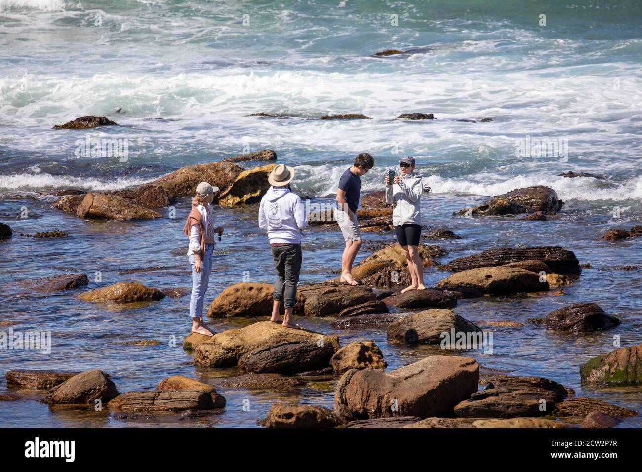 Piscines de rochers sur la plage et famille appréciant une journée au Bord de mer, Sydney, Australie Banque D'Images