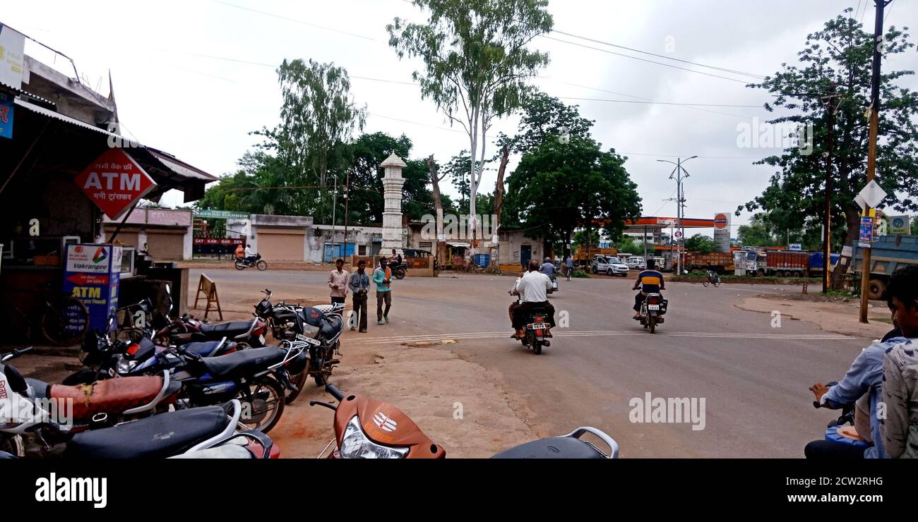 DISTRICT KATNI, INDE - 12 DÉCEMBRE 2019: Les Indiens vont pour le transport sur route. Banque D'Images