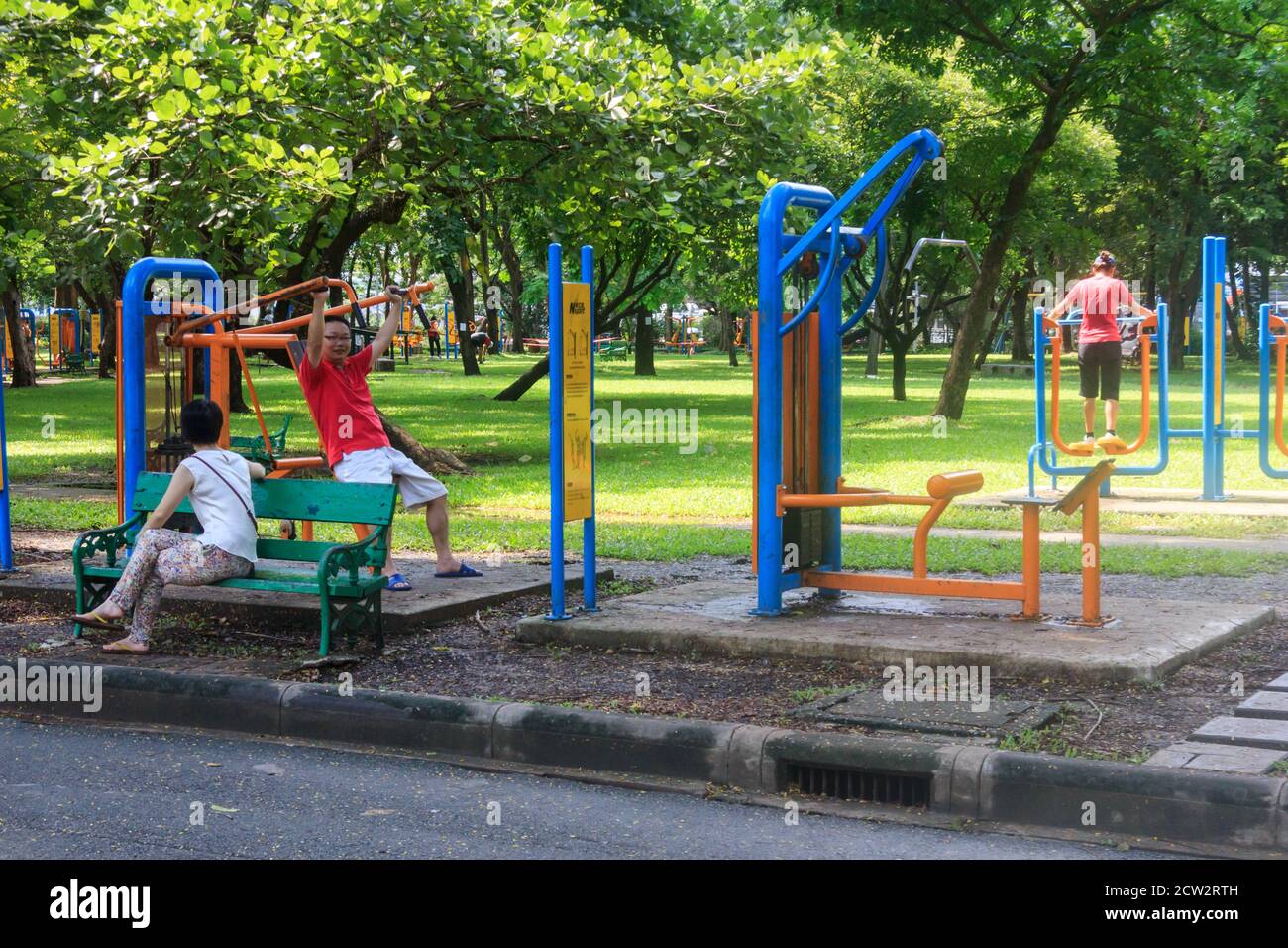 Bangkok, Thaïlande - 4 octobre 2016: Les personnes utilisant l'exercice appartus dans le parc Lumphini, le parc est une zone de loisirs populaire. Banque D'Images
