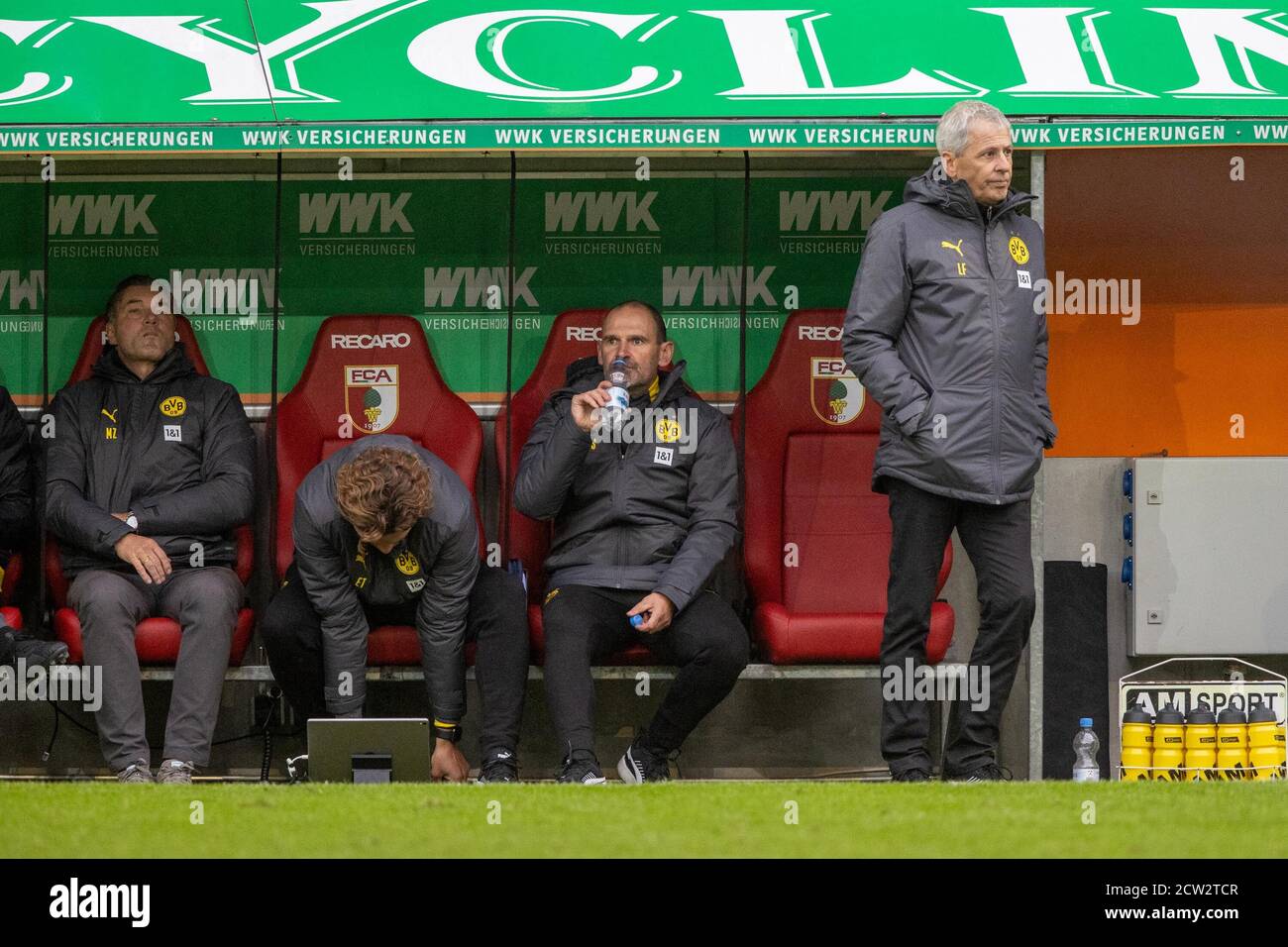 Déception 'A' Dortmund - Banque avec le directeur sportif de Dortmund Michael ZORC (à gauche) et l'entraîneur de Dortmund Lucien FAVRE (à droite). Football, FC Augsburg (A) - Borussia Dortmund (DO), Bundesliga, 2e jour de match, saison 2020/2021, le 26 septembre 2020 à Augsburg/WWKARENA/Allemagne. Note de la rédaction : les règlements DFL interdisent toute utilisation de photographies comme séquences d'images et/ou quasi-vidéo. € | utilisation dans le monde entier Banque D'Images