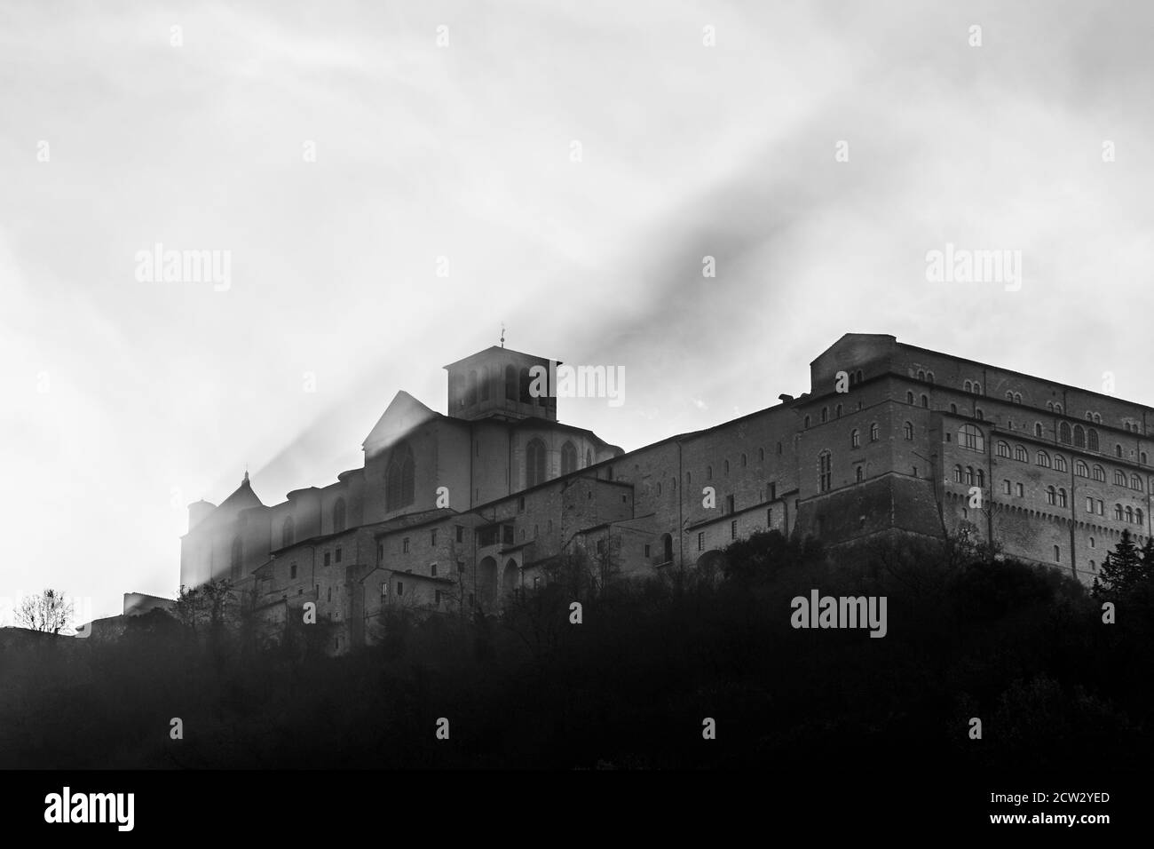 Église Saint François d'Assise (Italie) projetant des ombres dans la brume Banque D'Images