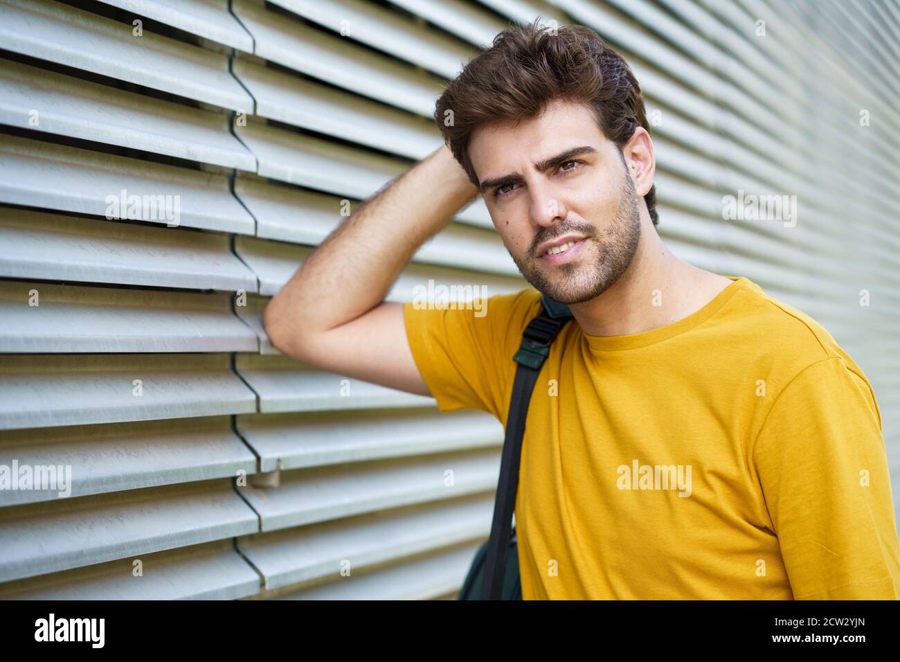 Jeune homme avec une coupe de cheveux moderne en milieu urbain Banque D'Images