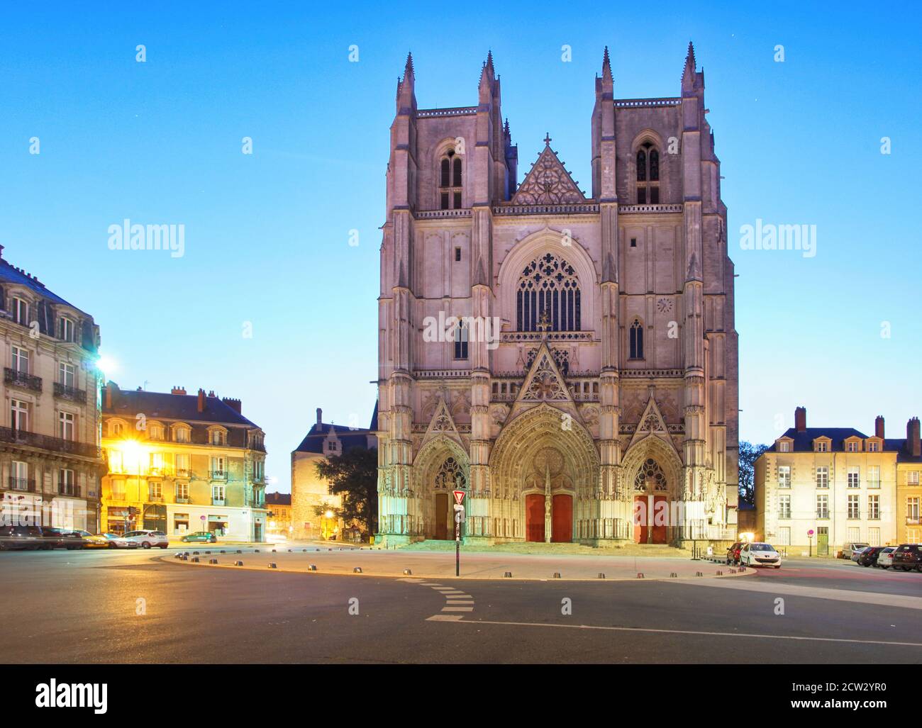 Vue de nuit sur la cathédrale saint Pierre dans la ville de Nantes en France Banque D'Images