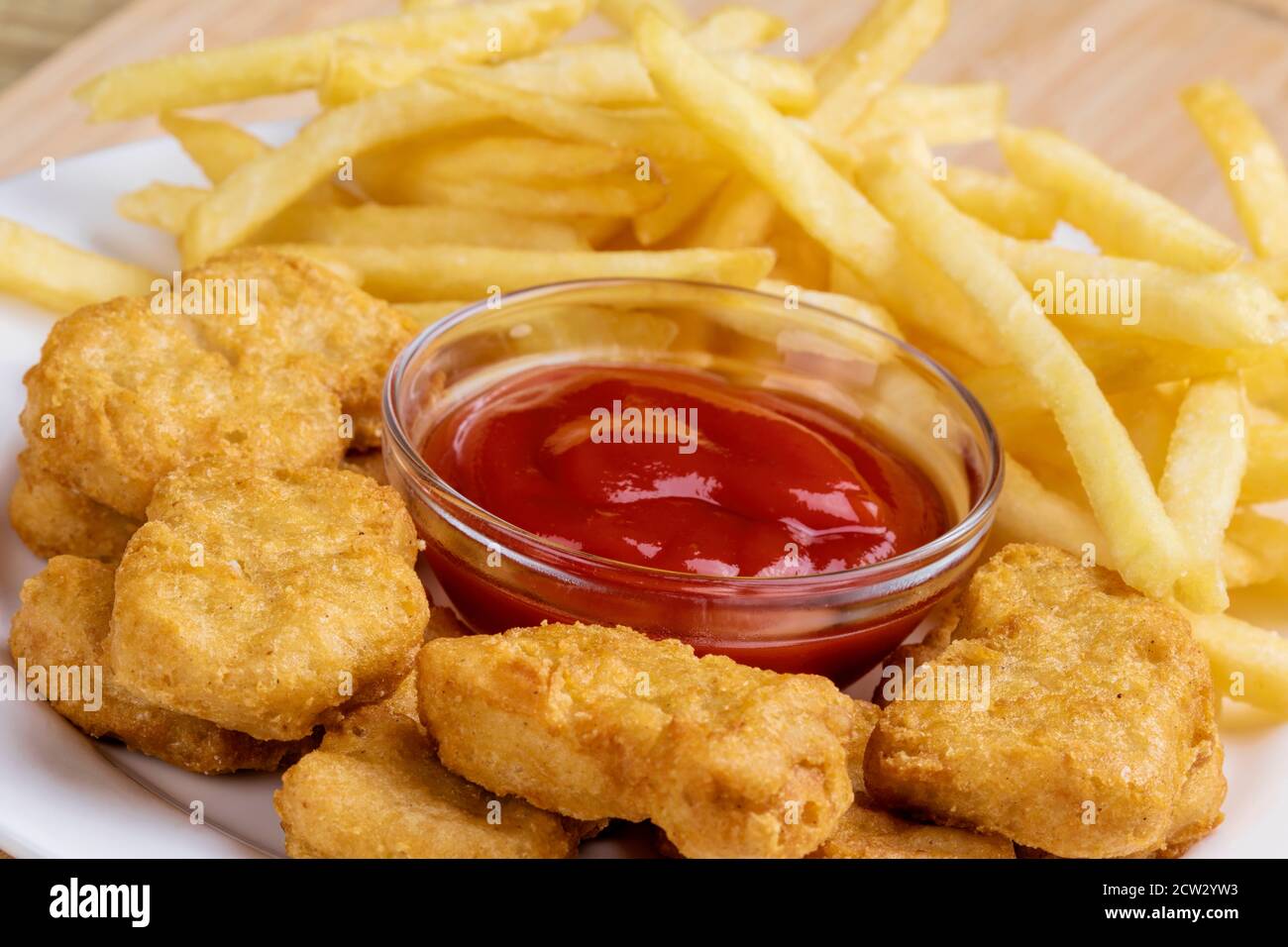 Gros plan de délicieux nuggets de poulet et frites avec ketchup Banque D'Images