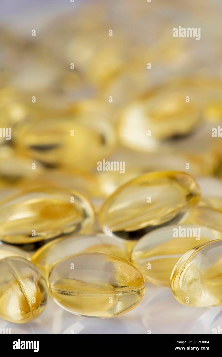 Gros plan sur les capsules de vitamine E sur fond blanc avec Faible profondeur de champ Banque D'Images