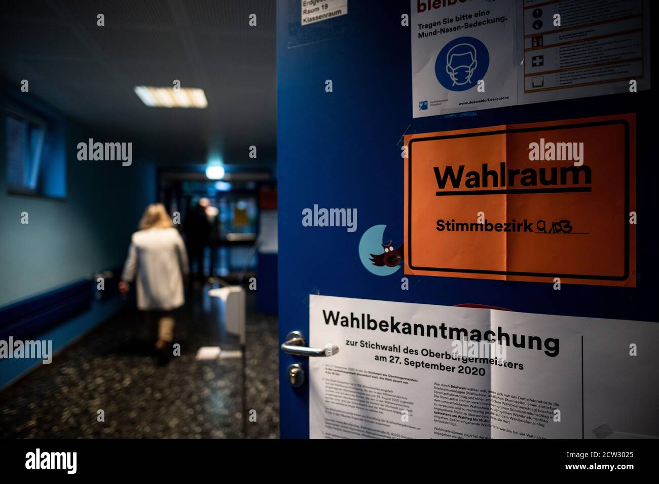Düsseldorf, Allemagne. 27 septembre 2020. Sur une porte est accroché un panneau indiquant "Wahlraum Stimmbezirk 9103". Le Marien-Schule de Düsseldorf est l'une des 315 salles de vote de la capitale de l'État. Lors de la deuxième élection du NRW dimanche d'un mois, les électeurs décident qui sera maire ou lord maire dans 117 villes et administrateur de district dans 11 districts. Dans les municipalités, aucun candidat n'avait atteint la note nécessaire de 50 pour cent aux élections locales du 13 septembre. Credit: Fabian Strauch/dpa/Alay Live News Banque D'Images Düsseldorf, Allemagne. 27 septembre 2020. Sur une porte est accroché un panneau indiquant "Wahlraum Stimmbezirk 9103". Le Marien-Schule de Düsseldorf est l'une des 315 salles de vote de la capitale de l'État. Lors de la deuxième élection du NRW dimanche d'un mois, les électeurs décident qui sera maire ou lord maire dans 117 villes et administrateur de district dans 11 districts. Dans les municipalités, aucun candidat n'avait atteint la note nécessaire de 50 pour cent aux élections locales du 13 septembre. Credit: Fabian Strauch/dpa/Alay Live News Banque D'Images