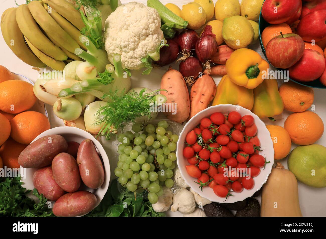 Concept d'alimentation saine. Assortiment de fruits et légumes frais mûrs. Banque D'Images