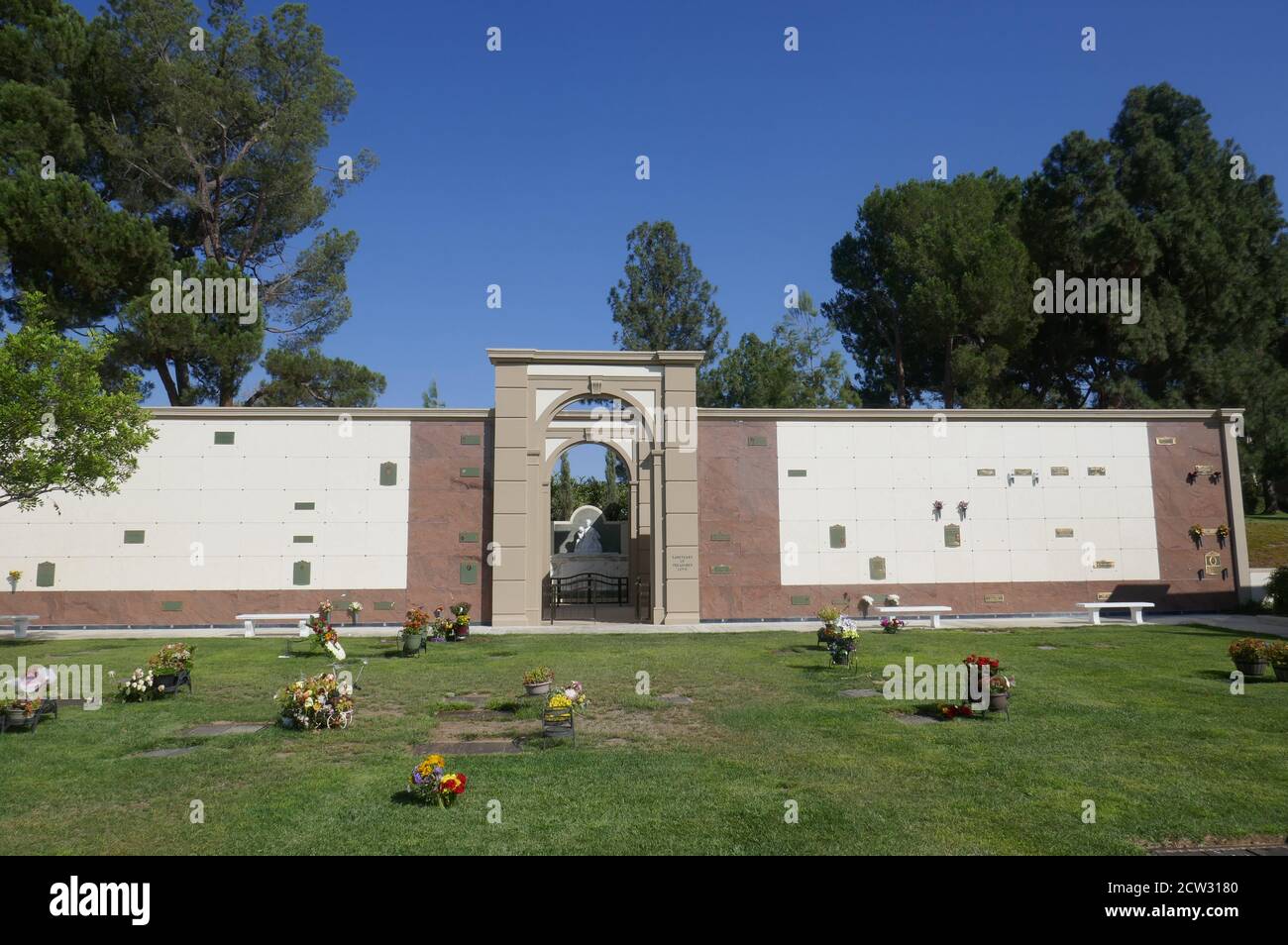 Los Angeles, Californie, États-Unis 24 septembre 2020 UNE vue générale de l'atmosphère du sanctuaire de l'amour précieux, avec des tombes de James Ingram et Michael Clarke Duncan au Forest Lawn Memorial Park le 24 septembre 2020 à Los Angeles, Californie, États-Unis. Photo par Barry King/Alay stock photo Banque D'Images