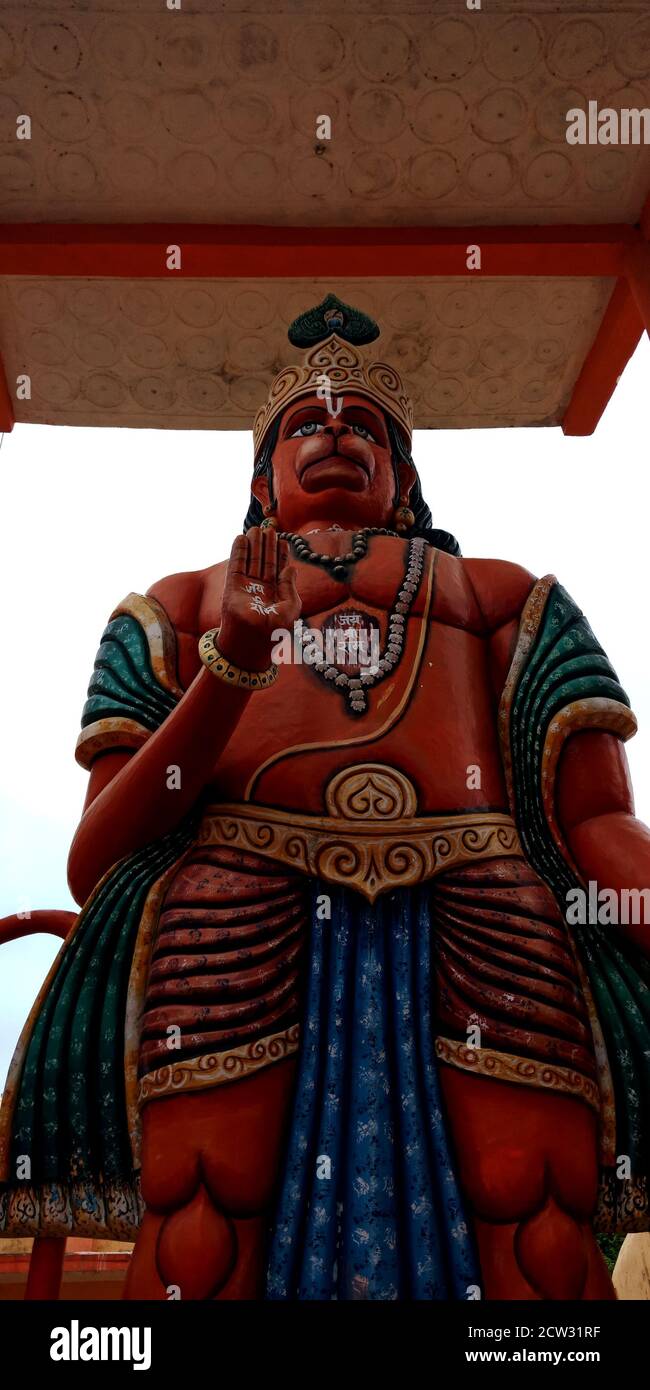 DISTRICT KATNI, INDE - 13 DÉCEMBRE 2019 : temple du seigneur géant Hanuman vue vers le bas jusqu'à l'image sur fond de ciel. Banque D'Images
