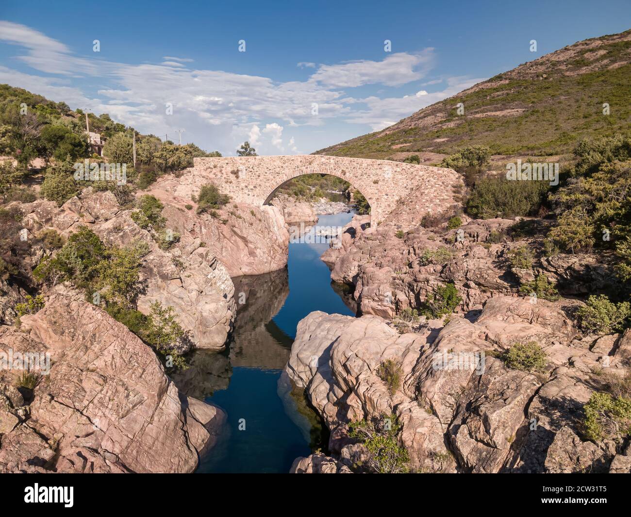 Pont Ponte Vecchiu au-dessus de la rivière Crystal Clear Fango à proximité Galeria en Corse Banque D'Images