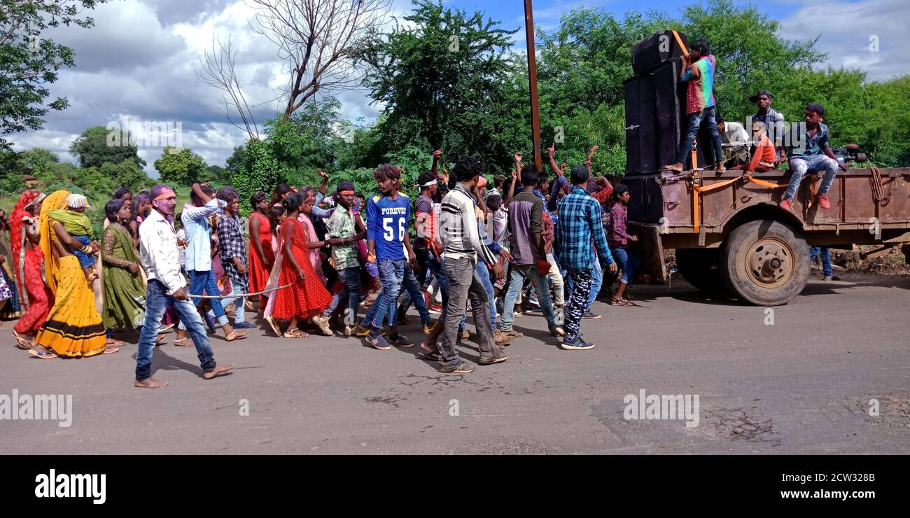 DISTRICT KATNI, INDE - 12 SEPTEMBRE 2019 : groupe de pauvres de village indien dans le spectacle de route traditionnel religieux hindou à Lord Ganesha immersion ceremo Banque D'Images