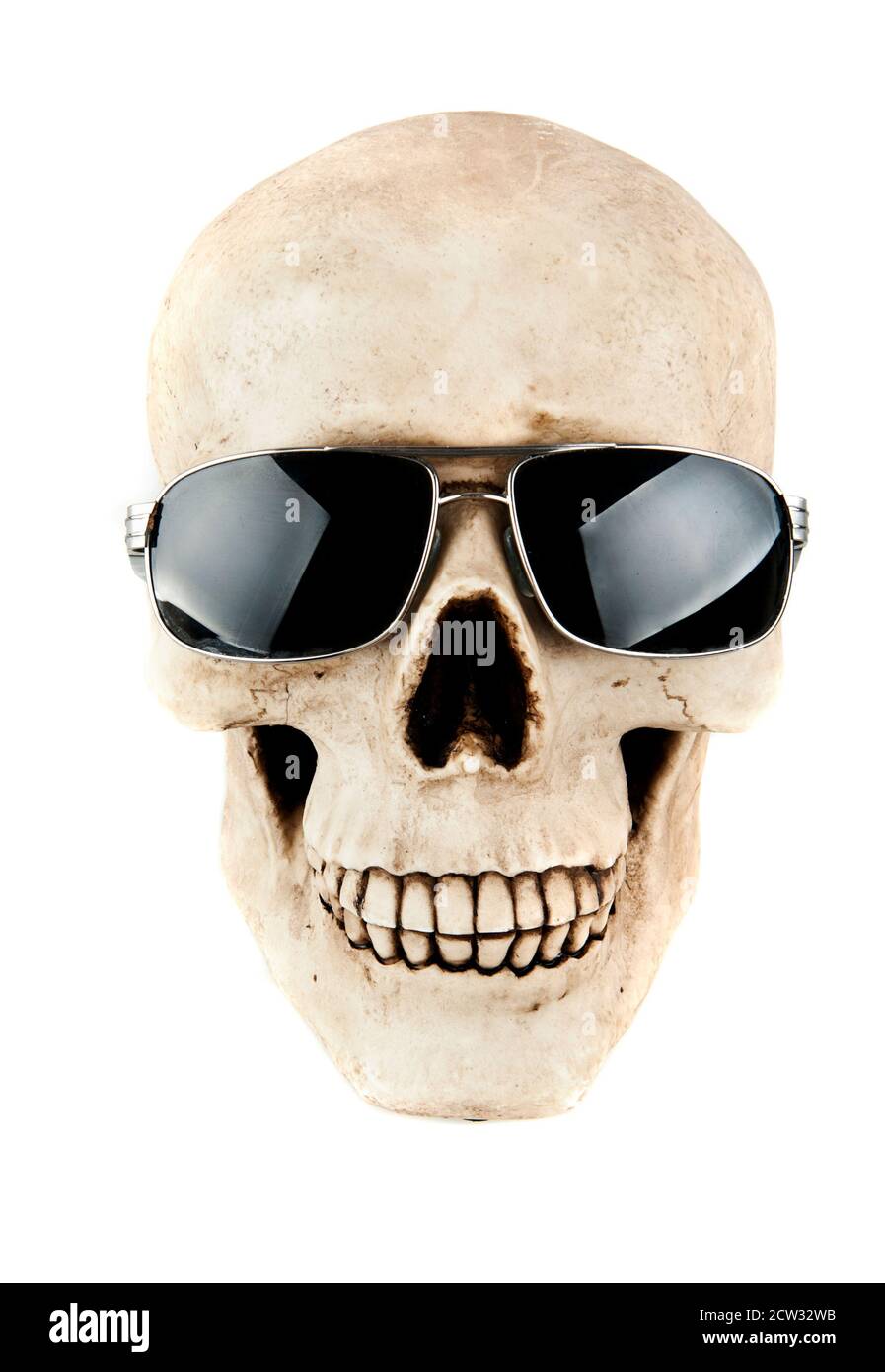 Crâne humain avec lunettes de soleil noires isolées sur un blanc  arrière-plan Photo Stock - Alamy