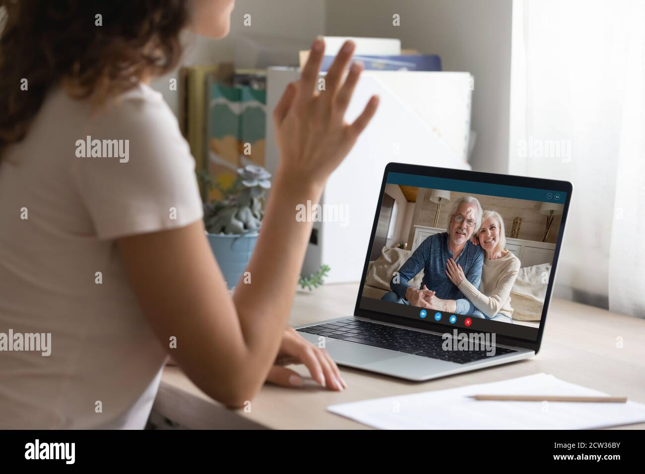 Une femme parle en vidéoconférence sur un ordinateur portable avec des parents âgés Banque D'Images