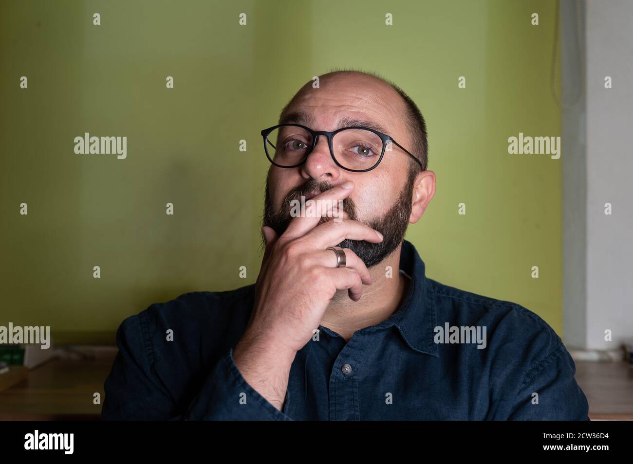 L'homme a l'air attentif et attend dans l'appareil photo Banque D'Images