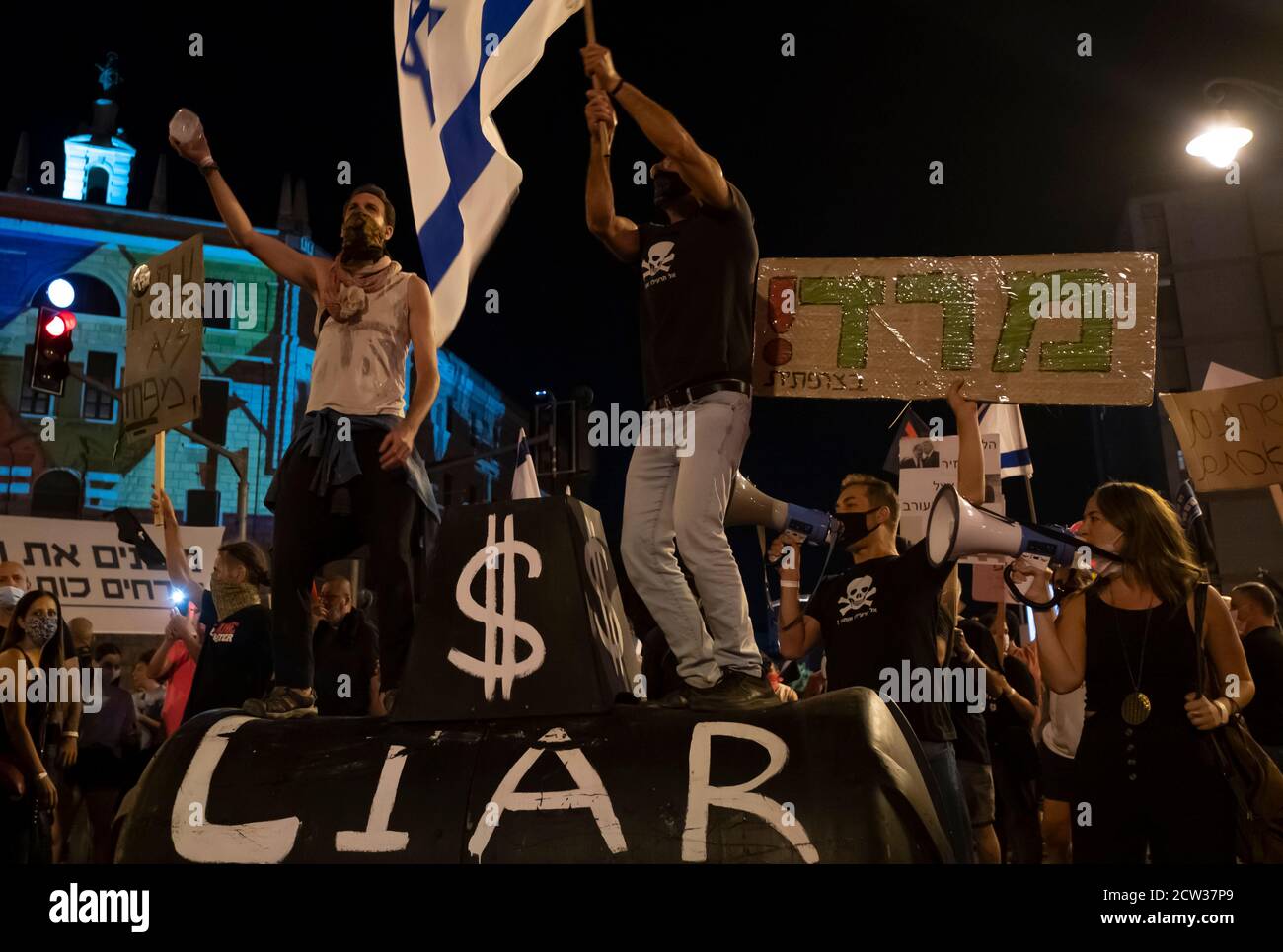 JÉRUSALEM, ISRAËL - 26 SEPTEMBRE : les manifestants prennent part à une manifestation de masse près de la résidence officielle du Premier ministre dans le cadre d'un confinement national visant à enrayer la pandémie du coronavirus le 26 septembre 2020 à Jérusalem, en Israël. Une vague de protestations a balayé Israël au cours des derniers mois pour exiger la démission de Netanyahou suite à son inculpation pour corruption et à la gestion de la pandémie du coronavirus, la plus grande manifestation hebdomadaire ayant lieu chaque week-end à Jérusalem. Banque D'Images