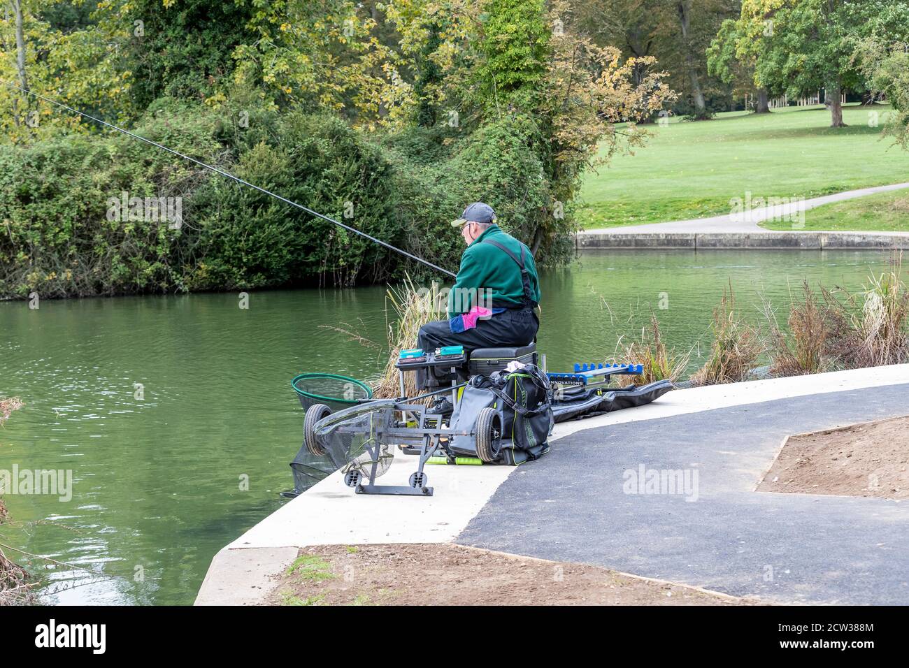 Northampton. 27 septembre 2020. Météo au Royaume-Uni : match de pêche sur le lac à Abington Park, le matin d'une matinée froide et lumineuse. Crédit : Keith J Smith./Alamy Live News Banque D'Images