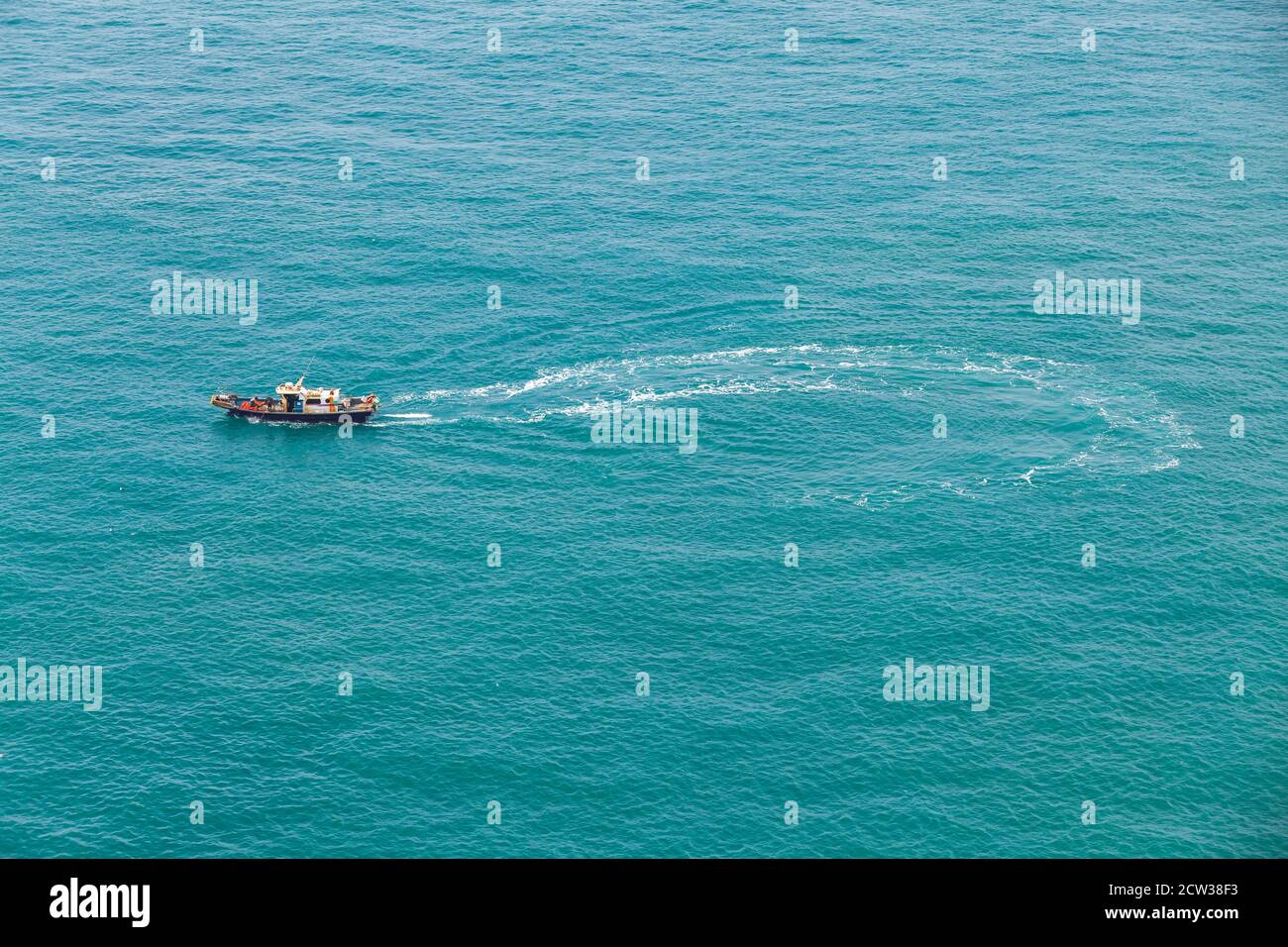 Petit bateau de pêche fait un tour dans la région de Busan à la journée ensoleillée, Corée du Sud Banque D'Images