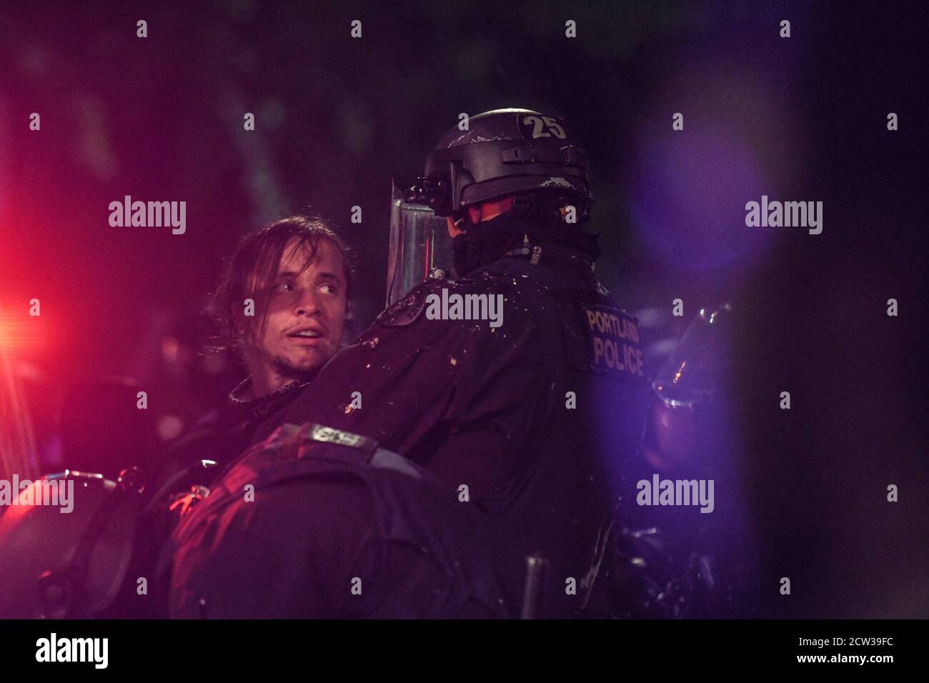 Portland, OREGON, États-Unis. 27 septembre 2020. Les manifestants sont détenus par la police à Portland, Oregon, États-Unis, le 26 septembre 2020. Portland a fait l'objet d'une manifestation chaque soir depuis la mort de George Floyd. La manifestation de cette nuit a coïncidé avec un rassemblement de fiers garçons plus tôt dans la journée. Crédit : Stephanie Keith/ZUMA Wire/Alay Live News Banque D'Images