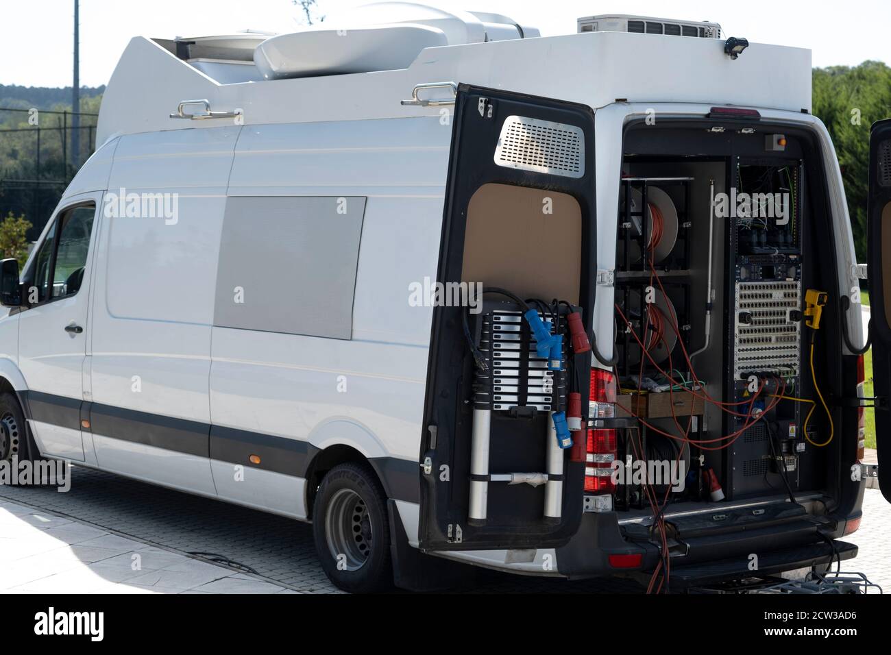 La voiture de diffusion en direct utilisée à la télévision est en attente Une émission télévisée filant à l'extérieur Banque D'Images