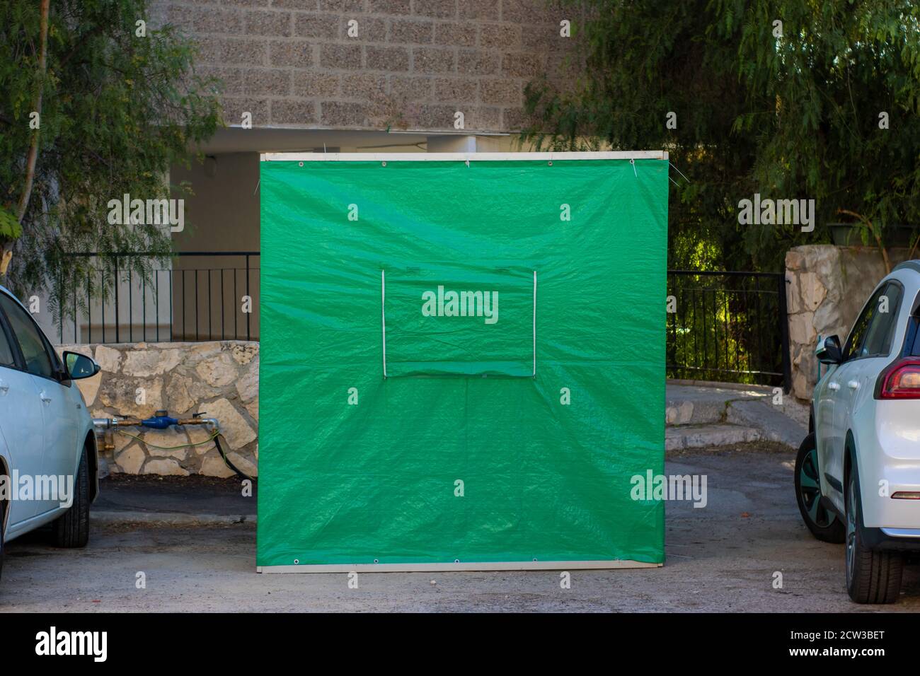 Sukkah prêt à l'étage de la rue, pour s'asseoir sur Sukkot 2020. (Coutume juive de vivre dans une cabane pendant une semaine en septembre) Banque D'Images